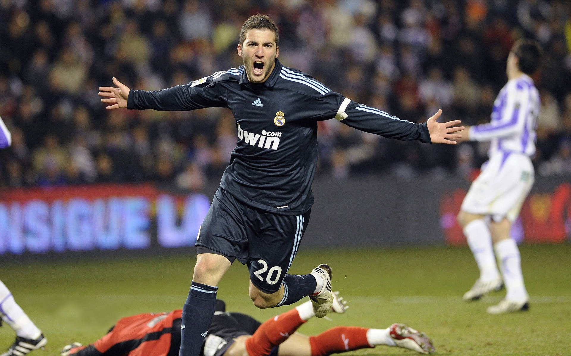 湖人击溃活塞，保罗关键战不手软，老将的尊严与时代的回响